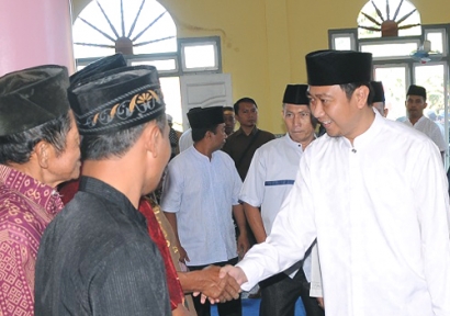 Bupati Lampung Utara  Buka Puasa Bersama Warga Desa Tulung Singkip