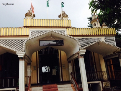 Alunan Puisi di Masjid Kuburan di Yangon