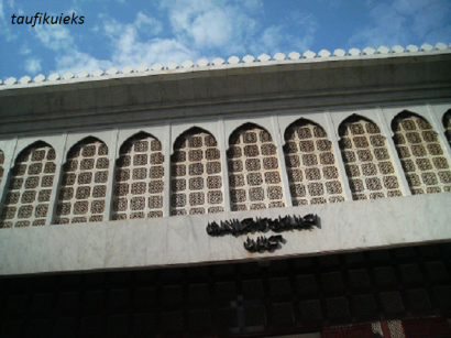 Masjid  Bujur Sangkar Nan Megah: Lawatan ke Masjid-masjid di Mancanegara (3)