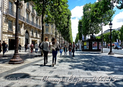 ‘Artère commerçante’ [Shopping street] des Champs Elysées