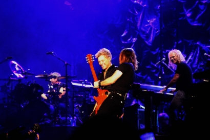 Menikmati Konser Kekinian Bon Jovi