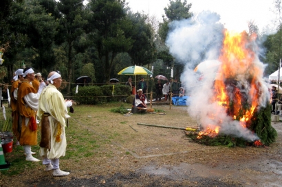 Meriahnya Perayaan Api di Inasa Saga