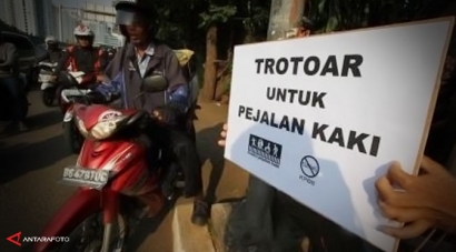 Trotoar: Anak Tiri Ruang Publik Jakarta
