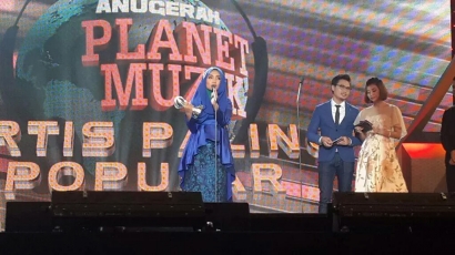 Singkirkan Yuna Zarai dan Shila Hamzah, Fatin Menangi Anugerah Planet Muzik Singapura 2015