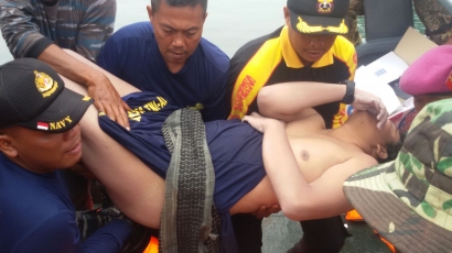 Tim SAR TNI AL Temukan Korban Heli Jatuh di Danau Toba