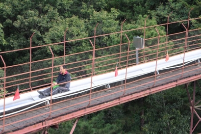 Asyiknya Naik Kereta Luncur di Tembok Cina