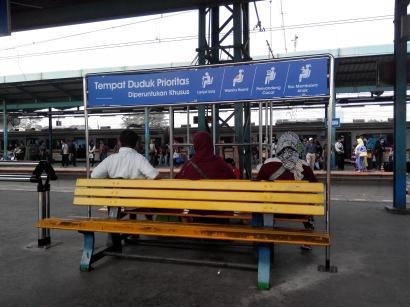 Ada Tempat Duduk Prioritas di Peron Stasiun Manggarai