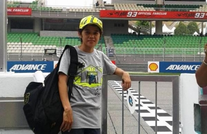 Yayat, Perempuan Penggila MotoGP Bicara Tentang Valentino Rossi dan Harapan pada Jokowi