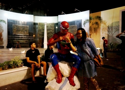 Spiderman Makan “Sego Pincuk” di Tugu Jogja   