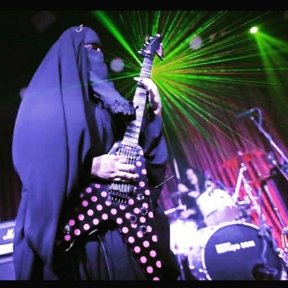 Perempuan Muslimah Bercadar Ini Ternyata Gitaris Band Metal