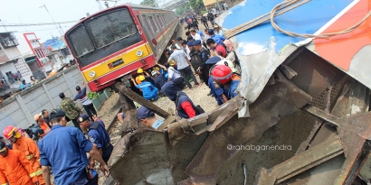 (Foto) Kecelakaan Metromini-Commuterline di Angke