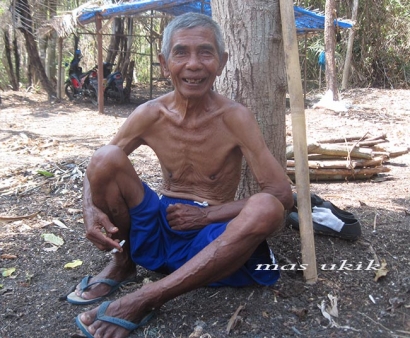 Mbah Tasrip, Sosok Tangguh Pencari Rumput Laut di Pantai Kondang Merak, Malang