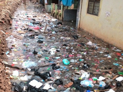 Sampah Menumpuk di Kampung Pulo