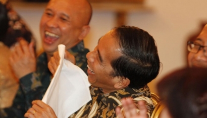 [Jokowi] Di Antara Dua Panggung Dagelan