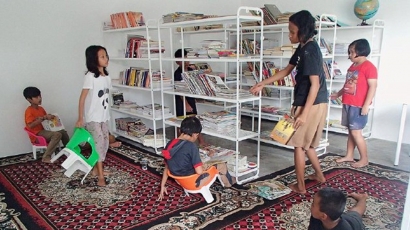 Kabar dari Bidara Cina, dari Ruang 5 Meter x 6 Meter, Tentang 1.000 Buku