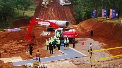 Penampakan ”Pindad Excava 200” Excavator Pertama Karya Anak Bangsa di Groundbreaking Kereta Cepat Jakarta-Bandung