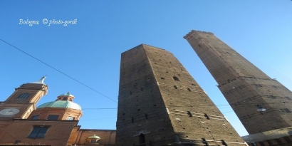 Melihat Kegagahan Menara Kembar di Kota Bologna