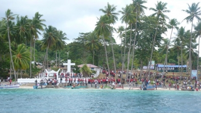Ribuan Manusia Padati Pulau Mansinam