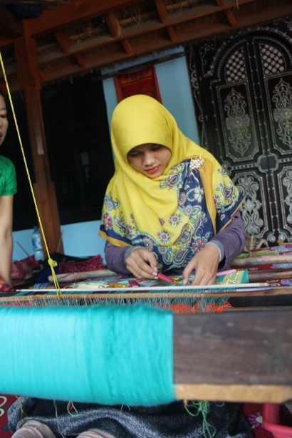 Melawan Modernisasi, Tenun Tradisional Lombok