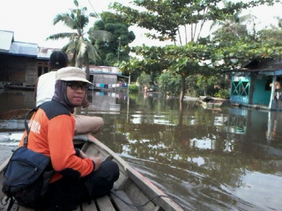 Anak Muda yang Selalu ‘Gelisah’ ini Menembus Banjir Riau Sendirian