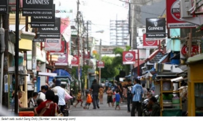 Risma Bisa Selesaikan Prostitusi di Surabaya?