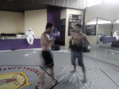 Kades Mandalamekar Jatiwaras, Tasikmalaya, Kobarkan Olah Raga Tarung Muay Thai