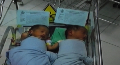 Aduh! Pemulung Melahirkan Bayi Kembar di Trotoar