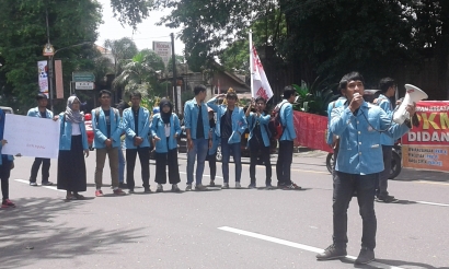 Mahasiswa Unjuk Rasa di Depan PN Surakarta