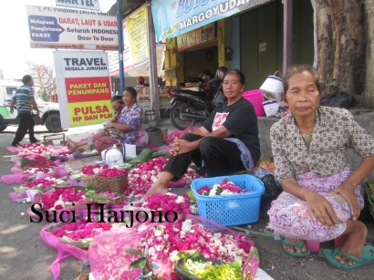 Merasakan Harum Bunga Segar di Pasar Kembang Solo