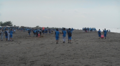 Aksi Bersih-bersih di Pantai Ambal Kebumen
