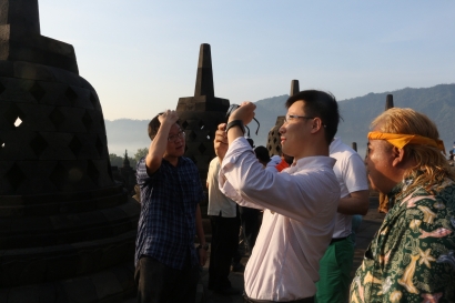 Antusiasme Pengunjung Candi Borobudur Ketika Gerhana Matahari