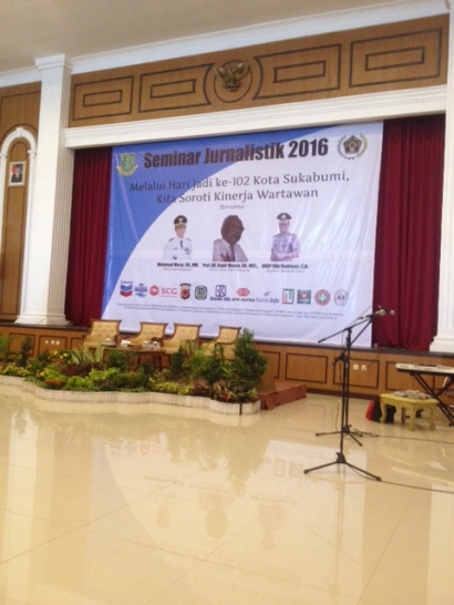 Jurnalis dan Jurnalistik Abal-abal dalam Seminar Jurnalistik Bersama Prof. Dr. Bagir Manan, SH., MLC di Kota Sukabumi