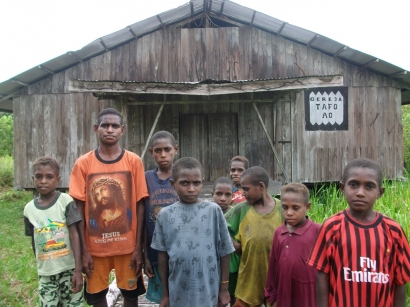 Siapa Bertanggung Jawab Terhadap Anak-anak Papua Asli yang Tidak Bisa Bersekolah?