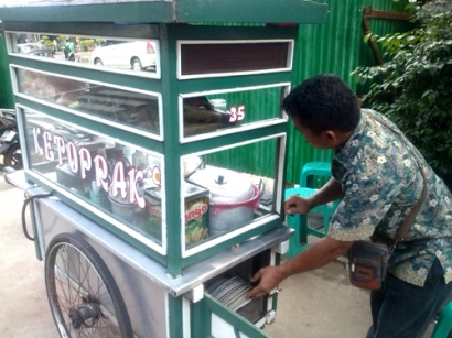 Mencicipi Lezatnya Makanan  Ketoprak Buatan Nawawi di Jalan Kemang Jakarta