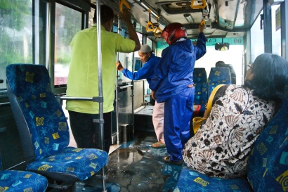 Tragis dan Memalukan, Inilah Kondisi Bus Trans Jogja Saat Hujan