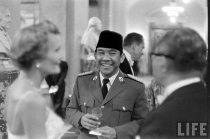 Politik dan Ironi yang Dipesankan Soekarno