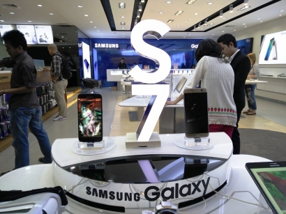 Meski Jerawat Berbintik Selfie dengan Song Joong Ki Tetap Cantik Pakai Samsung Galaxy S7!