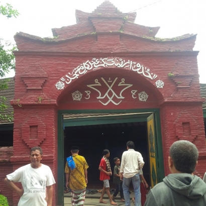 7 Muadzin Kumandangkan Adzan di Masjid Merah Cirebon
