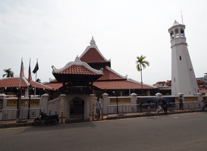 Mengunjungi Dua Masjid Tua Bernuansa Nusantara di Melaka