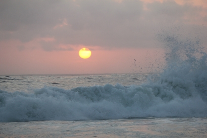 Menikmati Indahnya Sunset di Pantai Bajul Mati