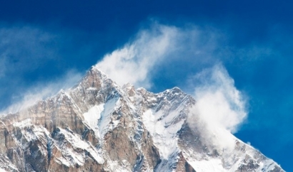 Everest dan Komersialisasi Pendakian