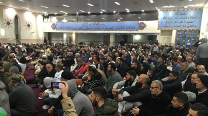 Ribuan Umat Muslim Tumpah Ruah Penuhi Masjid Lakemba