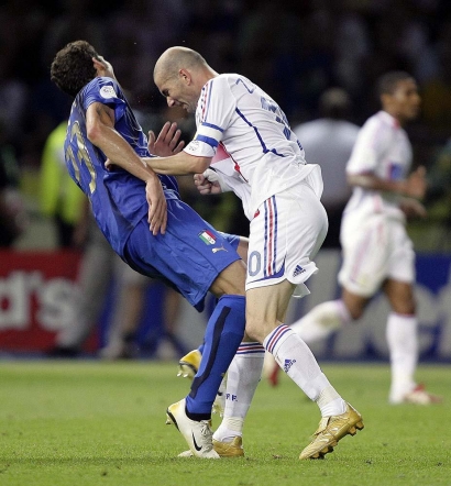 Sepuluh Tahun Tandukan Legendaris Zidane