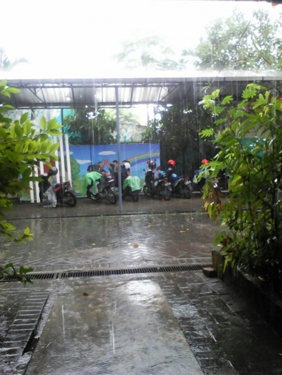 Meski Hujan Menghadang, Tetap Semangat di Hari Pertama Sekolah!