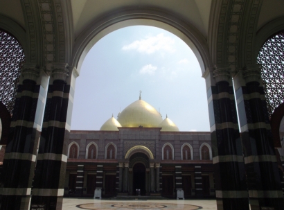 Teduh, Meski Panas di Masjid Kubah Emas