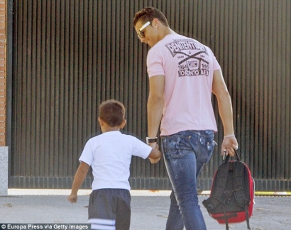 Cristiano Ronaldo pun Antar Anaknya di Hari Pertama Sekolah!