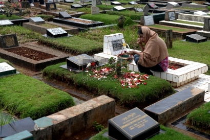 [Bulan Kemanusiaan RTC] Mengadu Pada Ibu di Atas Pusaran Makamnya