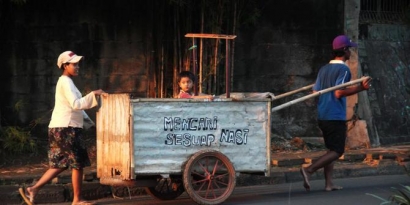 (Bulan Kemanusiaan RTC) Keluarga Gerobag dan Boneka Cantik dari Tong Sampah