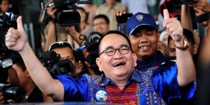 Mengapa SBY Memecat Ruhut via SMS?