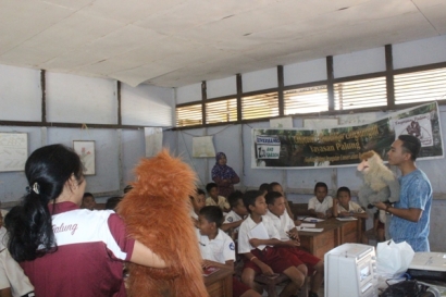 Melakukan Ekspedisi Pendidikan Lingkungan di Empat Desa Wilayah Hutan Desa untuk Penyadartahuan